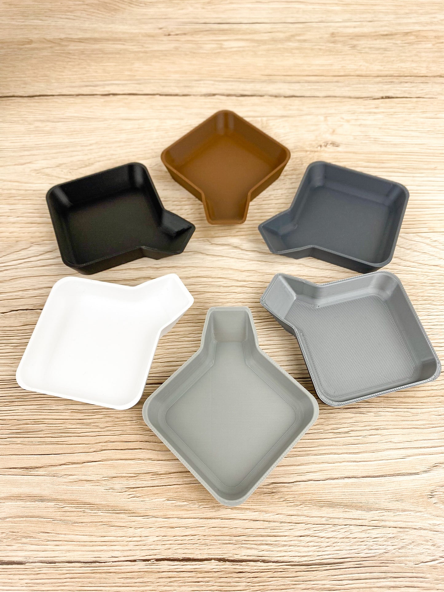 Stapelbare Token Trays mit Trichter