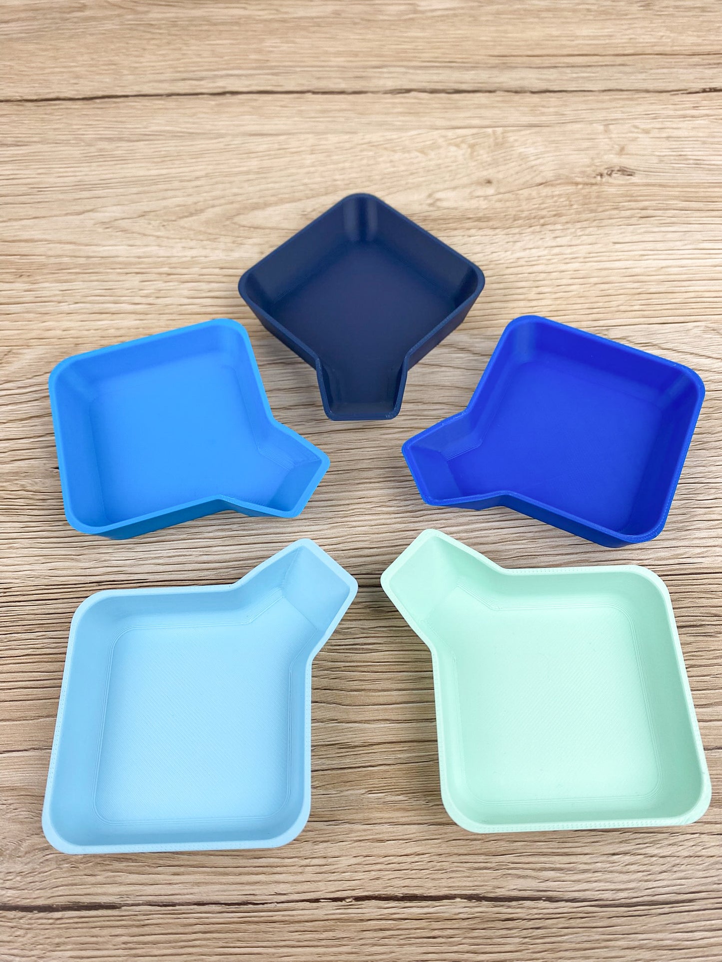 Stapelbare Token Trays mit Trichter