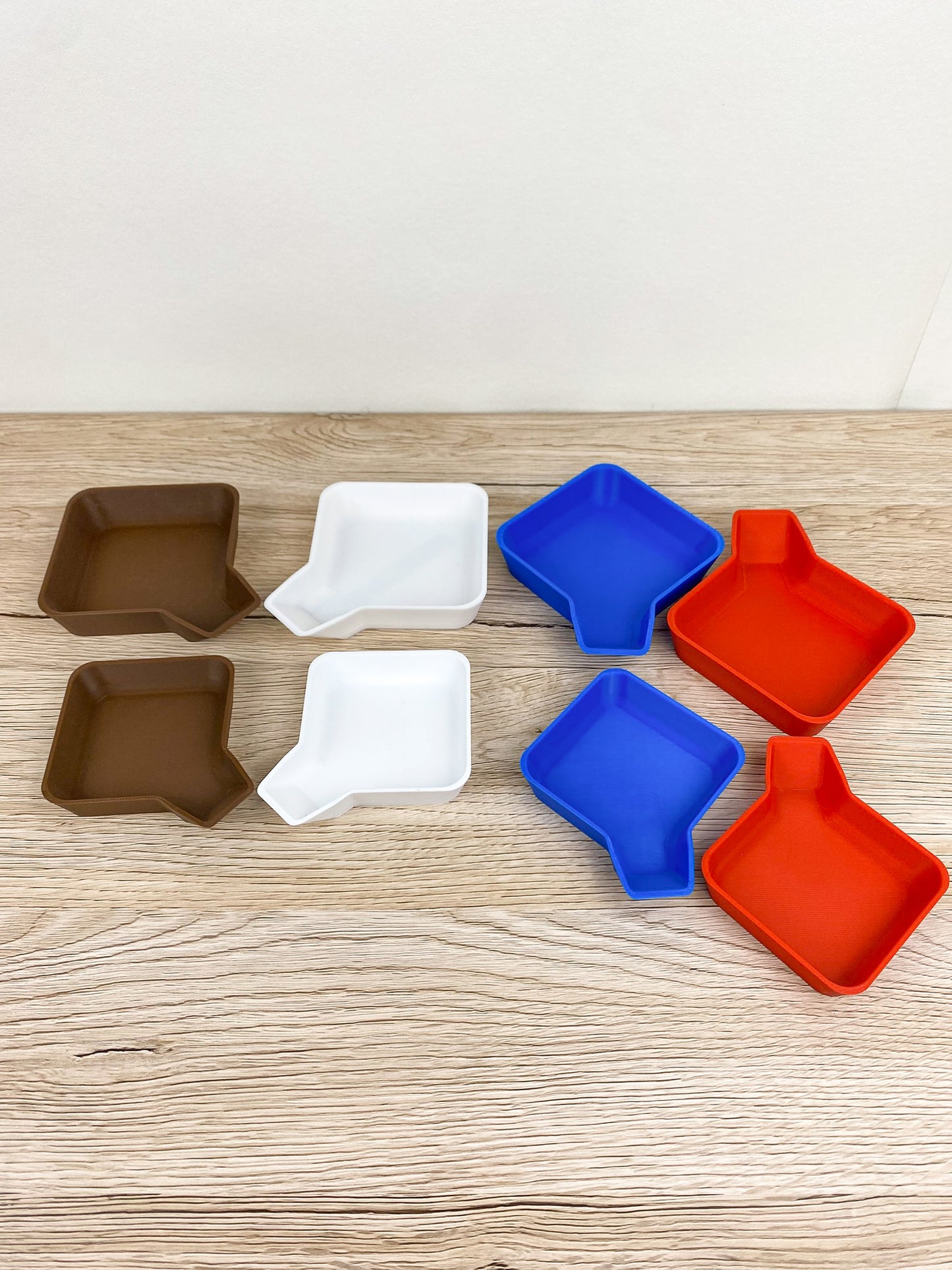 Stapelbare Token Trays mit Trichter
