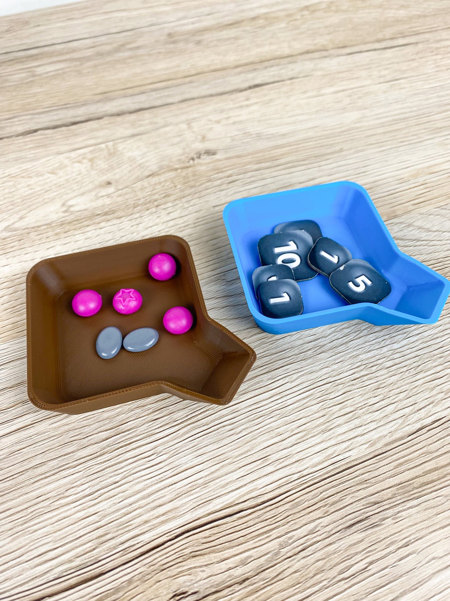 Stapelbare Token Trays mit Trichter