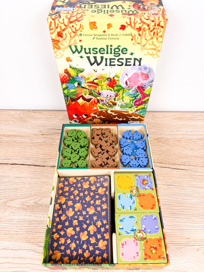 Wuselige Wiesen / Under the Leaves